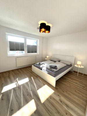 Schlafzimmer mit großem Doppelbett