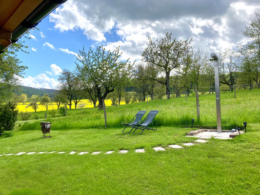 Garten mit Außendusche