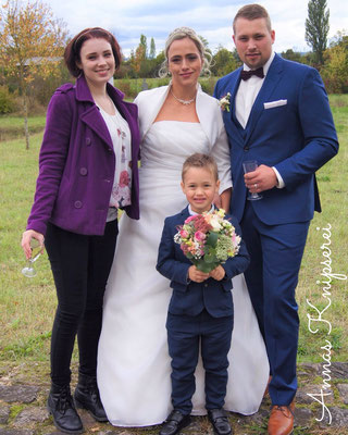 © Annas Knipserei: Hochzeitssängerin Juli mit Brautpaar Delfine und Philipp und Sohn Finn