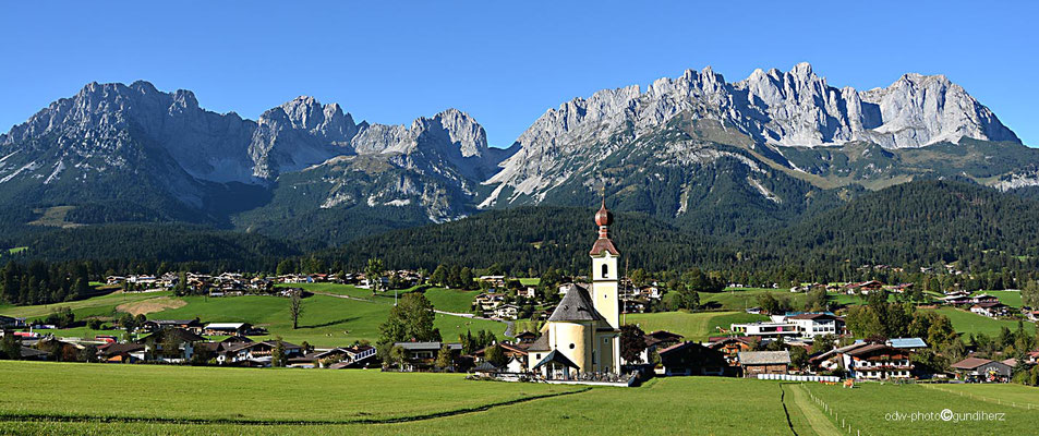Österreich, Tirol, Tiroler Unterland, Going am Wilden Kaiser mit Kirche "Zum Heilgen Kreuz" und dem Kaisergebirge