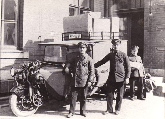 Das erste Postauto in Radeberg ist am 1. Juni 1926 in Betrieb genommen worden  (Typ „Phänomobil“, gefertigt bis 1927 in den Phänomen-Werken Gustav Hiller A.G.  Zittau).  Quelle: Museum Schloss Klippenstein. 