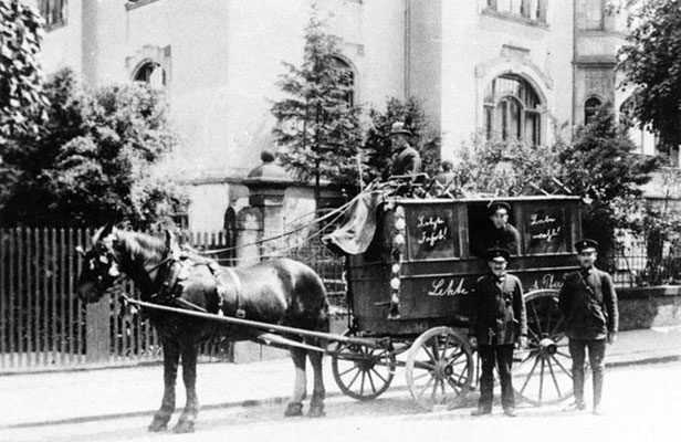 Letzte Fahrt der Radeberger Postkutsche am 31.5.1926, vor der "Schmutzler-Villa" Badstraße 14. Quelle Museum Schloss  Klippenstein