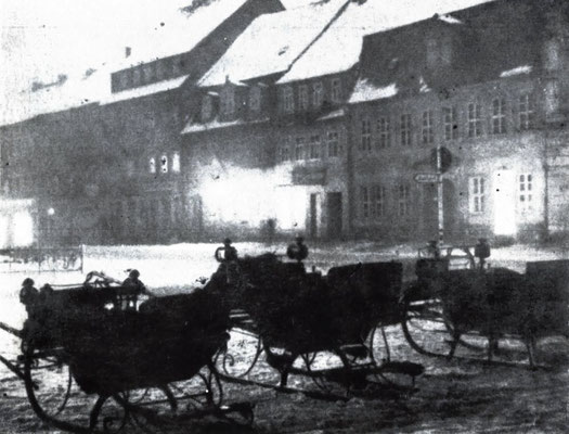 Pferdeschlitten auf dem Radeberger Marktplatz, Winter 1930. Quelle:  Zeitschrift "Radeberger Kulturleben Heft" 12/1973; Titelbild.