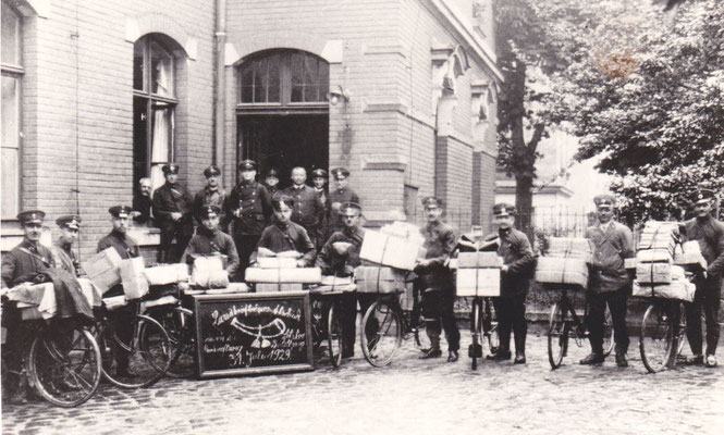 Die Radeberger „Landbriefträger“ mit ihren vollgepackten Post-Fahrrädern im Hof des Postamtes, vor ihrer letzten Ausfahrt am 29. Juli 1929.  Quelle: Museum Klippenstein. 