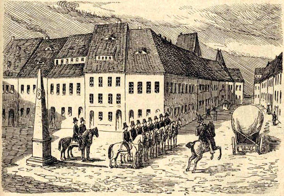 Marktplatz Radeberg um 1850, mit der Postdistanzsäule. Blick in die Hauptstraße Richtung ehem. Dresdner Tor (Obergraben).   Quelle: Störzner „Aus der Heimat“. 