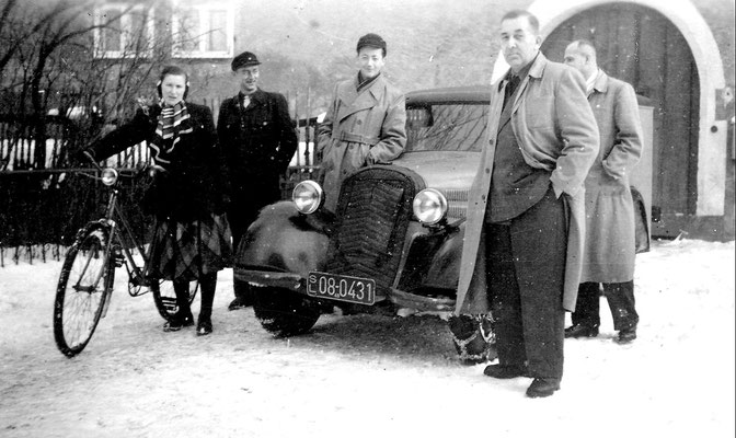 Die „Zoll-Kontrollstelle“ 1950 im Schloss Klippenstein Radeberg. Mitarbeiter und Lehrling Joachim Wünsche (3. v. rechts) vom Postamt Radeberg, rechts: Zoll-Beamte vom Zollamt Dresden mit ihrem „Paket-Transporter“ DKW F8.  Quelle: Sammlg. J. Wünsche