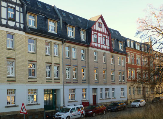 Radeberg, Kaiser-Wilhelm-Straße (heute Pestalozzistraße) Nr. 4 (ganz rechts, rote Klinker, erbaut 1899)