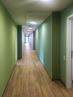 Seniorenhaus Grafing // Flur im EG mit Farbgestaltung
