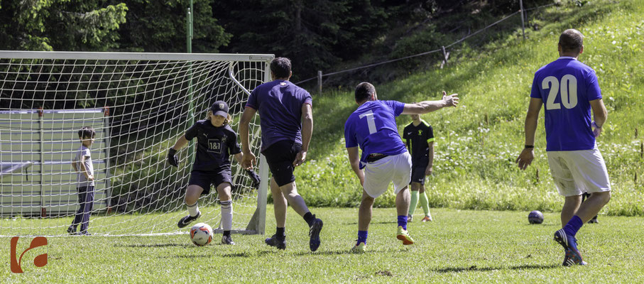 Waldmännli-Fest 2023 — 2. Halbfinale: Legenden forever – FC Helg+Kaufmann (4:1)