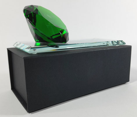Groene diamant met glasplaat met logo graveren.