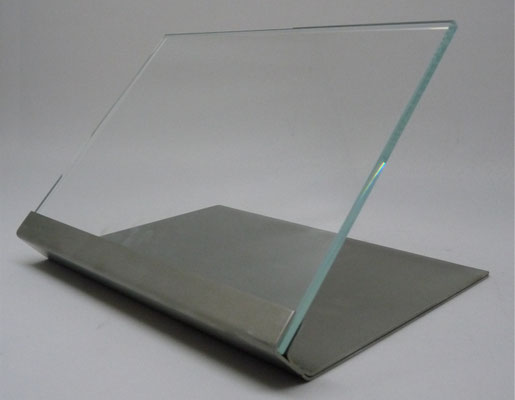 Dit grafmonument is gemaakt van RVS en glas en kan gegraveerd worden met de naam, foto, etc. Een mooie manier van herdenken.