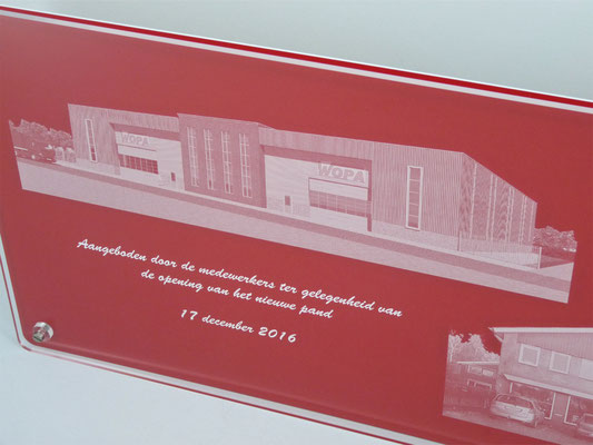 Transparante acrylaat/plexiglasplaat van 5mm dik met foto’s erop gegraveerd en 1 plaat bestaande uit 2 lagen; rood/wit.