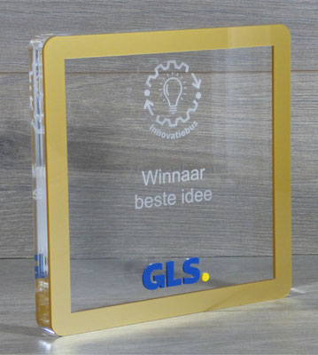 Plexiglas van 30mm dik met goudkleurige rand en gravure.