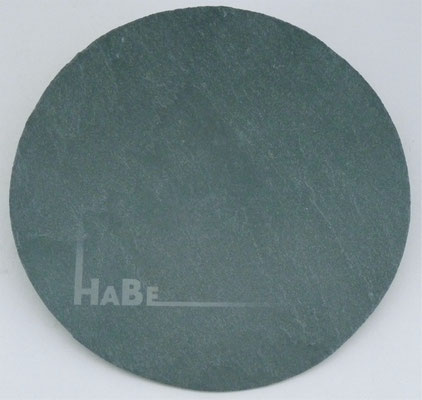 Ronde leisteen met logo.