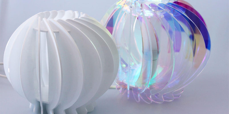 Transparant en wit plexiglas uitgesneden voor de klant in aangeleverd ontwerp.