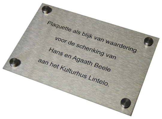 Een RVS plaat graveren wij met zwarte permanente tekst en leveren wij ook met RVS afstandhouders.