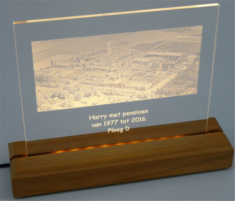 Plexiglas met gravure van een industriegebied, incl. warmwit led-verlichting. Andere kleuren zijn ook mogelijk.