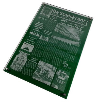 Krant gemaakt van transparant plexiglas met groene achterplaat.
