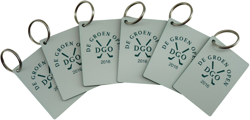 Sleutelhangers met logo graveren.