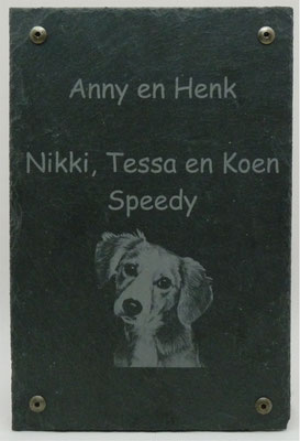 Wij graveren ook uw naambord met foto van je huisdier in leisteen.