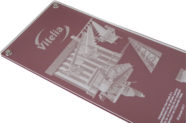 Foto en logo graveren in acrylaat.
