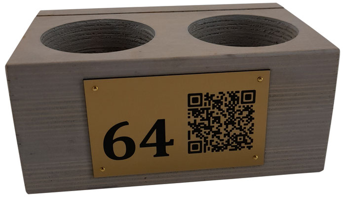 QR code op kunststof plaatje uitgesneden en gegraveerd.