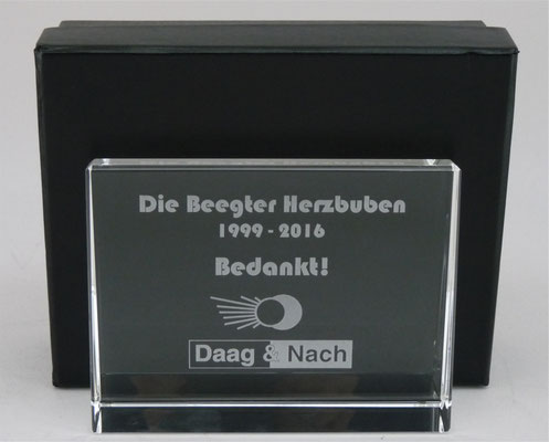 Logo gegraveerd in glas.