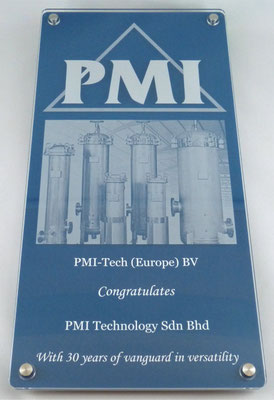 Logo, tekst en foto gegraveerd in perspex/plexiglas.