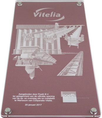Plexiglas en kunststof met logo en foto.