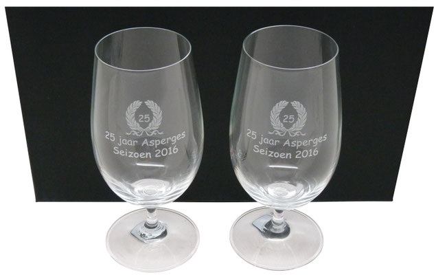 Bierglazen graveren voor een jubileum.