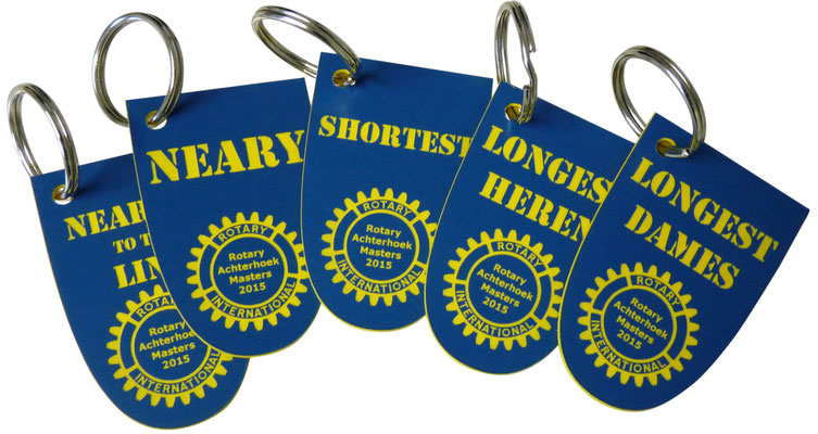 Sleutelhangers met logo, tekst en ringetje.
