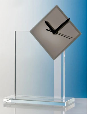 U kunt ervoor kiezen om tekst, logo's of andere afbeeldingen te laten graveren op deze glazen klok voor een persoonlijk en uniek cadeau.