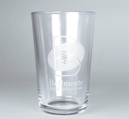 Waterglazen met gravure van een logo.