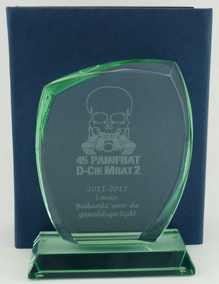 Glazen trofee met logo en tekst.