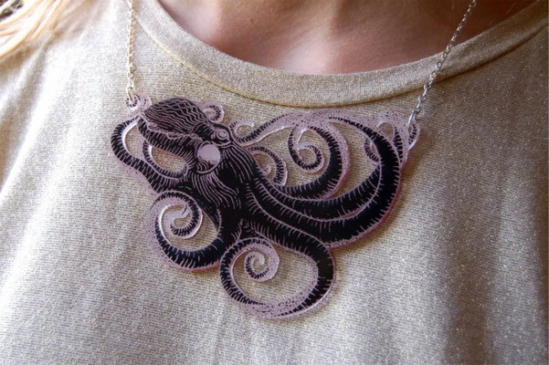 Originele ketting, uitgesneden en gegraveerd door de lasergraveermachine.