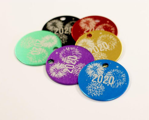 Buttons gegraveerd voor oud en nieuw.
