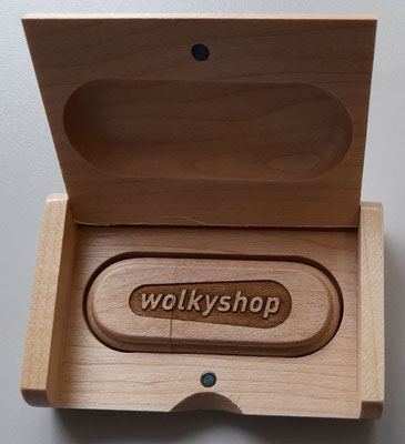 USB stick met houten doosje gegraveerd met logo.