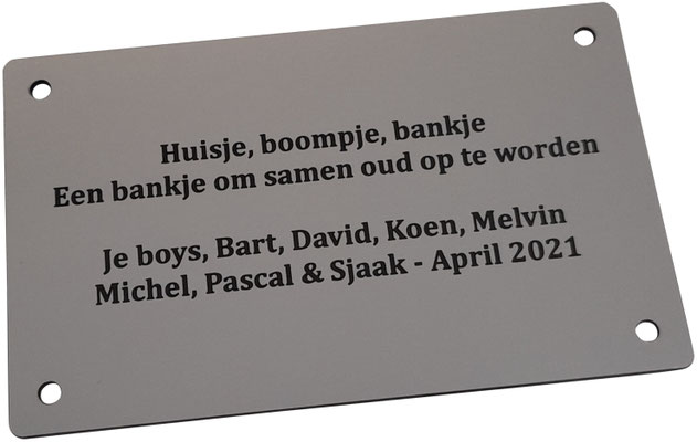 Kunststof plaatje in RVS-look met zwarte permanente tekst gegraveerd.