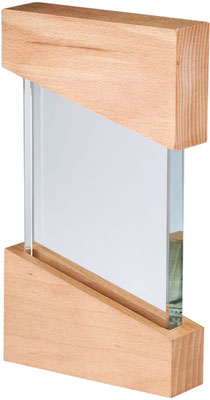 Bokaal van glas met hout en gravering.