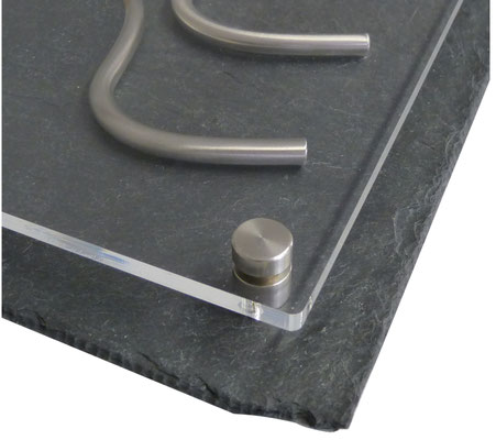 Plexiglas gecombineerd met leisteen en RVS houders.