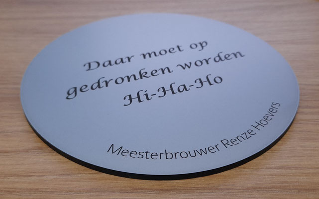 Kunststof RVS plaatje met tekst.