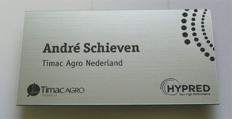 Naamplaatje uitsnijden en graveren inclusief magneet.