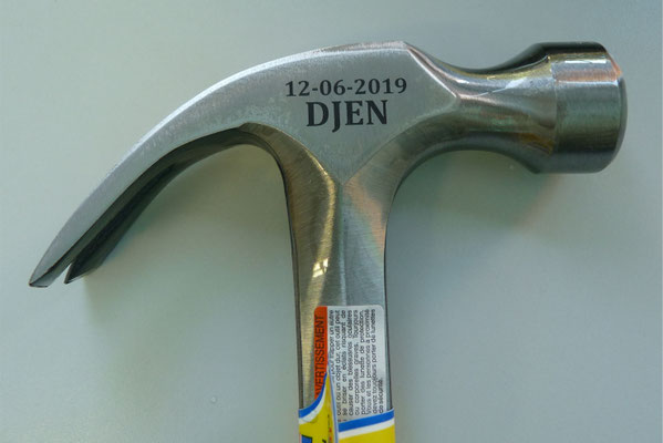 Hamer gegraveerd met datum en naam.