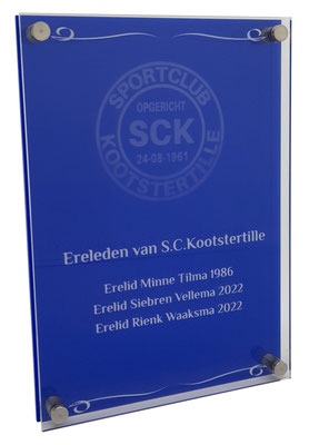 Ereleden op plexiglas gegraveerd.