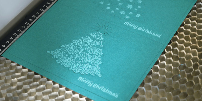Kerstkaarten graveren en snijden wij ook voor u.