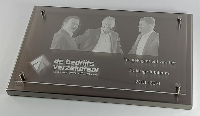 RVS houder met plexiglas gegraveerd.