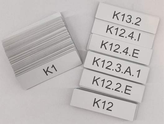 Wit zwarte typeplaatjes.