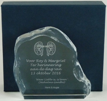 Glazen rots graveren wij met logo, afbeelding of tekst.
