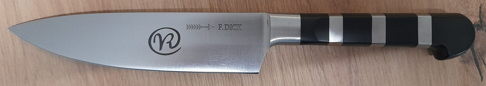 Mes gegraveerd met logo.