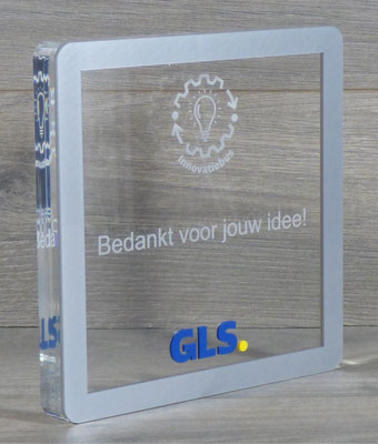 Plexiglas van 30mm dik met zilverkleurige rand en gravering.